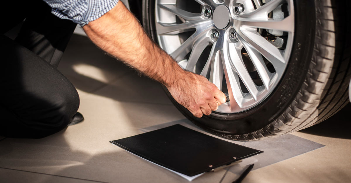 Cómo comprobar el desgaste de los neumáticos